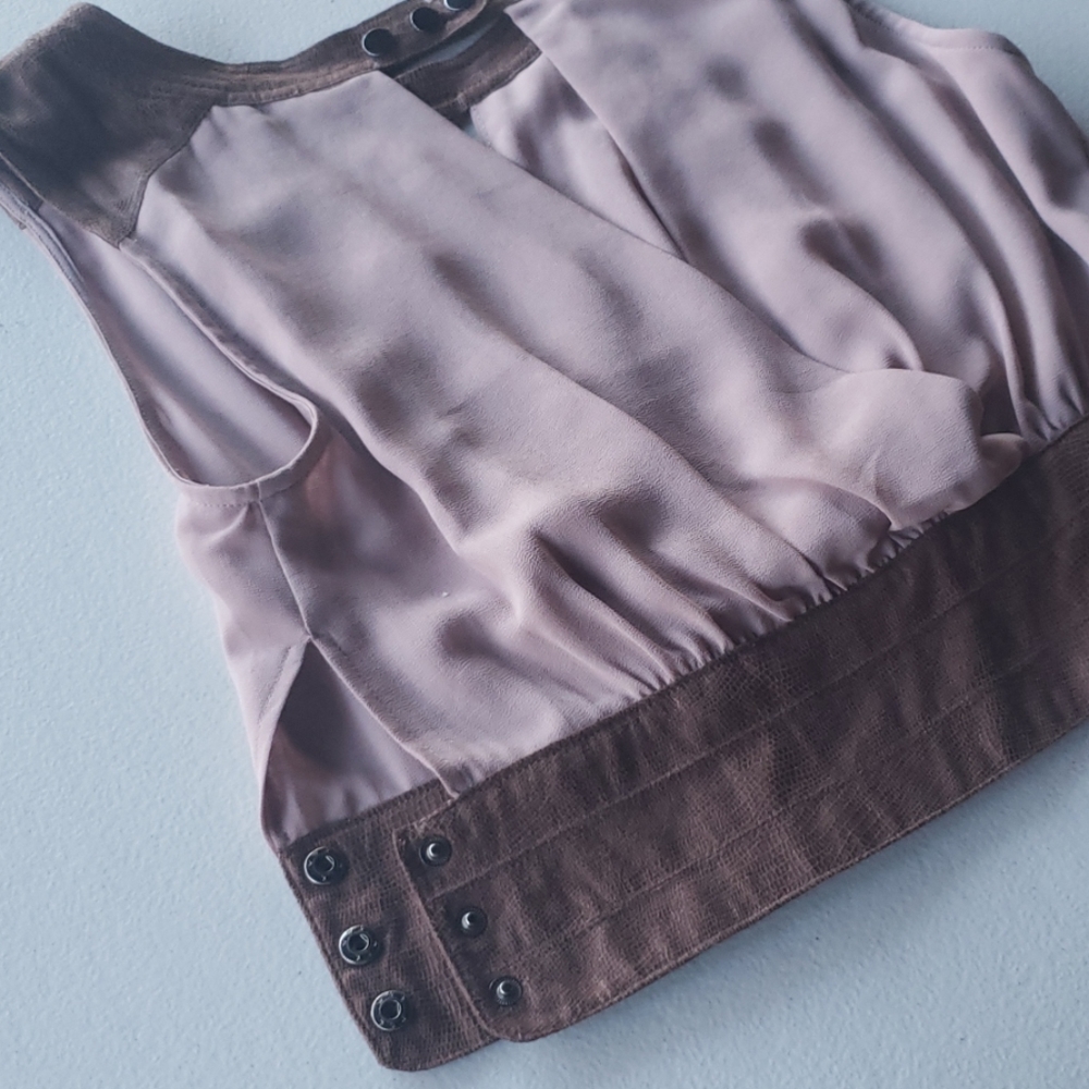 NEW* Casual sleeveless top with crossover pleats - Picture 4 of 7